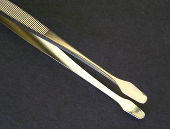Showgard Stamp Tongs, Spade Tip 6"